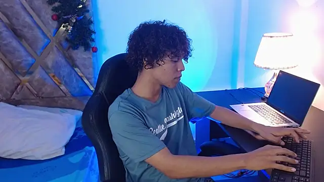 Snapshot of nickolas_moon chatting on 12-28-24, 10:02 nickolas moon online show from 12-28-24, 10:02