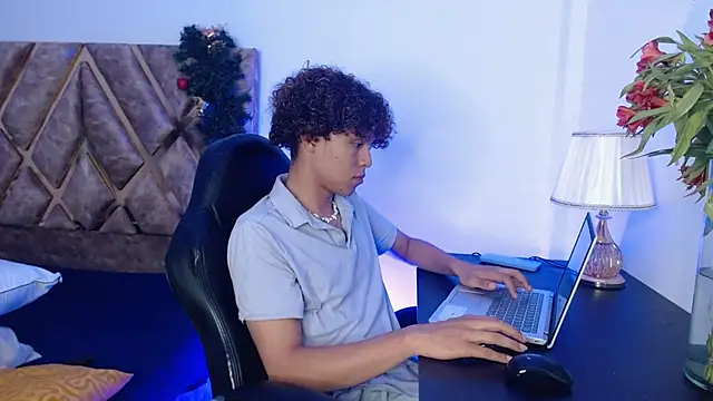 Snapshot of nickolas_moon chatting on 12-30-24, 08:36 nickolas moon online show from 12-30-24, 08:36