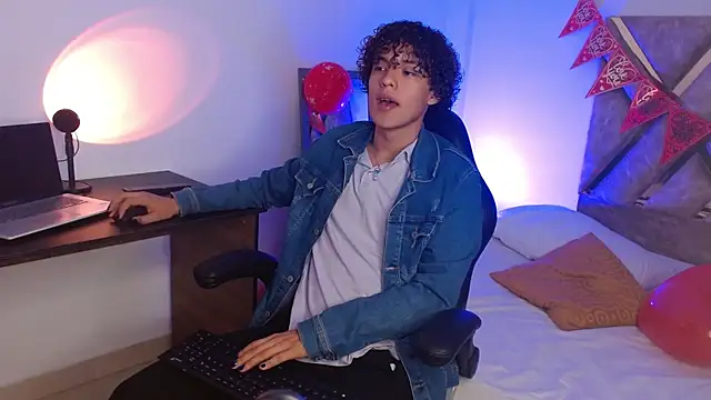 Snapshot of nickolas_moon chatting on 02-16-25, 07:16 nickolas moon online show from 02-16-25, 07:16