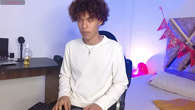 Snapshot of nickolas_moon chatting on 02-17-25, 08:58 nickolas moon online show from 02-17-25, 08:58