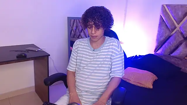 Snapshot of nickolas_moon chatting on 03-21-25, 01:56 nickolas moon online show from 03-21-25, 01:56