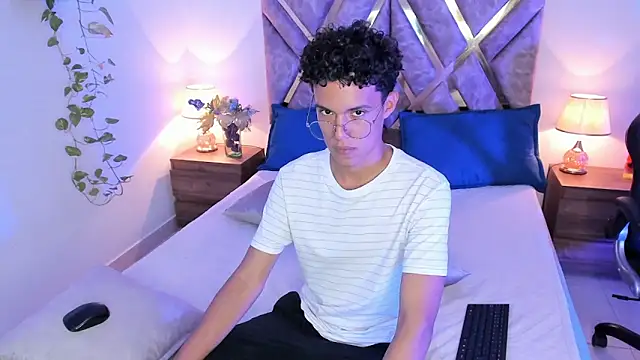 Snapshot of nickolas_moon chatting on 10-15-25, 07:58 nickolas moon online show from 10-15-25, 07:58