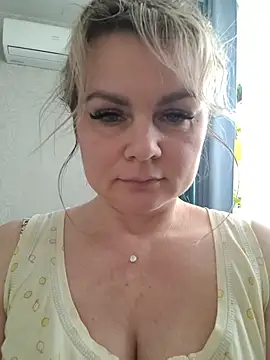 Snapshot of candy_queeen chatting on 02-20-26, 11:32 candy queeen online show from 02-20-26, 11:32