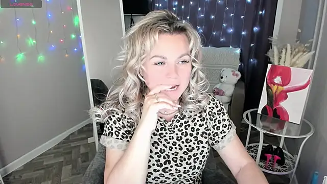 candy queeen online show from 05-10-26, 10:15