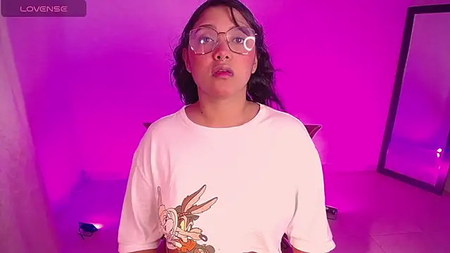 Snapshot of DIANEE_01 chatting on 10-19-25, 01:17 DIANEE 01 online show from 10-19-25, 01:17