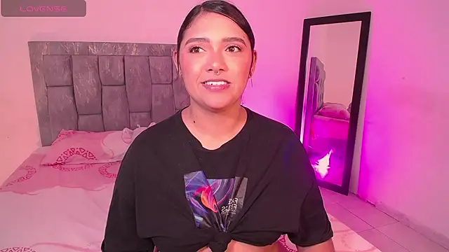 Snapshot of DIANEE_01 chatting on 12-19-25, 12:50 DIANEE 01 online show from 12-19-25, 12:50