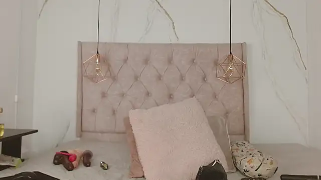 Snapshot of zamira_44 chatting on 10-09-25, 01:42 zamira 44 online show from 10-09-25, 01:42