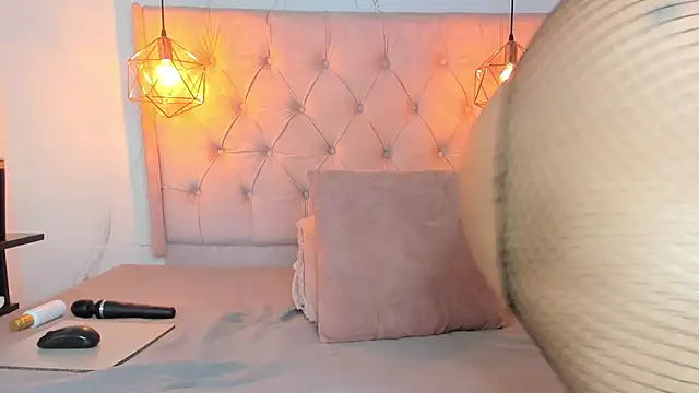 Snapshot of zamira_44 chatting on 07-08-26, 02:21 zamira 44 online show from 07-08-26, 02:21