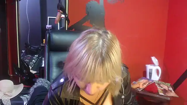 Snapshot of KLOE_PIELL chatting on 10-16-25, 05:58 KLOE PIELL online show from 10-16-25, 05:58