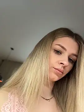 Snapshot of Love_Bri chatting on 05-17-26, 10:22 Love Bri online show from 05-17-26, 10:22