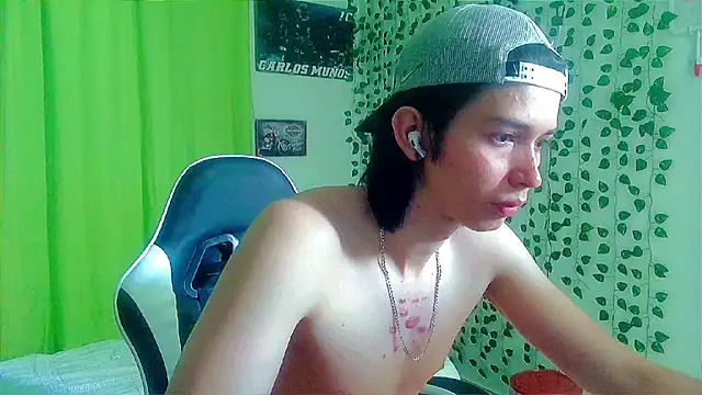 Snapshot of Andy_gray chatting on 09-17-25, 03:35 Andy gray online show from 09-17-25, 03:35