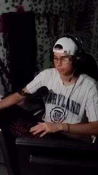 Snapshot of Andy_gray chatting on 09-23-25, 02:03 Andy gray online show from 09-23-25, 02:03