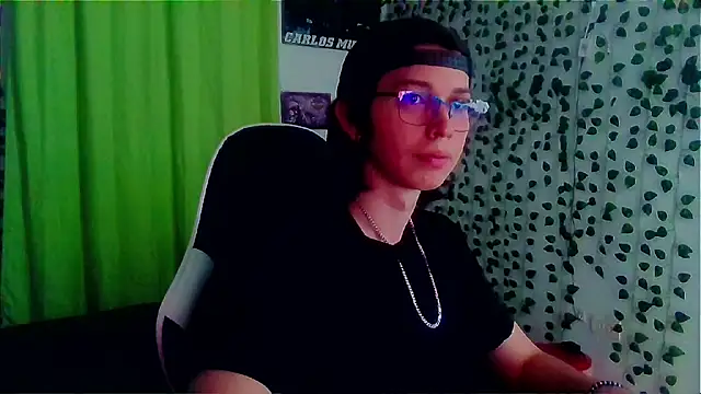 Snapshot of Andy_gray chatting on 09-23-25, 05:27 Andy gray online show from 09-23-25, 05:27