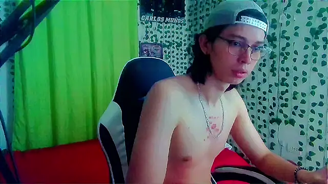 Snapshot of Andy_gray chatting on 09-30-25, 04:34 Andy gray online show from 09-30-25, 04:34