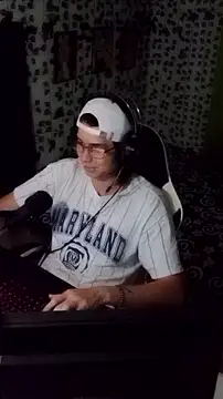 Snapshot of Andy_gray chatting on 10-06-25, 11:24 Andy gray online show from 10-06-25, 11:24