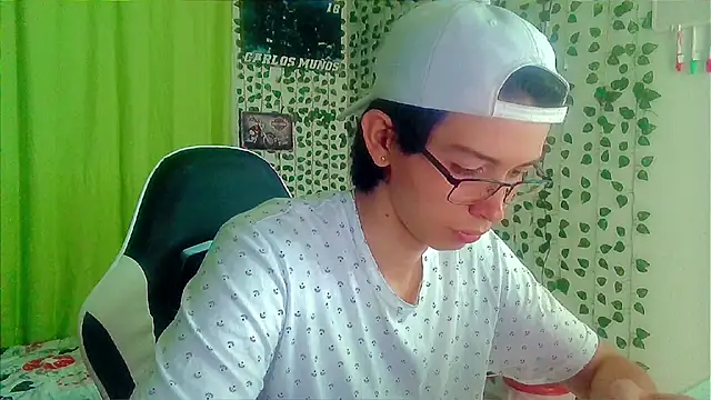 Snapshot of Andy_gray chatting on 10-12-25, 04:28 Andy gray online show from 10-12-25, 04:28