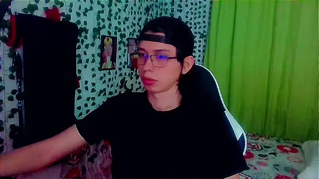 Snapshot of Andy_gray chatting on 10-15-25, 01:33 Andy gray online show from 10-15-25, 01:33