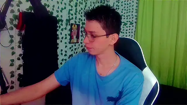 Snapshot of Andy_gray chatting on 10-19-25, 03:45 Andy gray online show from 10-19-25, 03:45