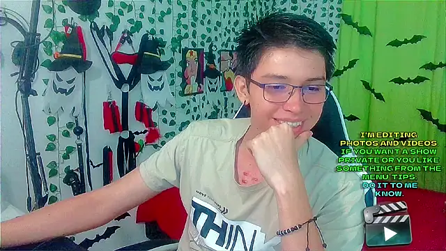 Snapshot of Andy_gray chatting on 11-25-25, 02:28 Andy gray online show from 11-25-25, 02:28