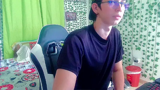 Snapshot of Andy_gray chatting on 01-08-26, 05:59 Andy gray online show from 01-08-26, 05:59