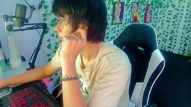 Snapshot of Andy_gray chatting on 03-04-26, 11:27 Andy gray online show from 03-04-26, 11:27