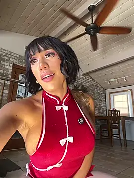 Snapshot of LushianaFitness chatting on 02-14-25, 05:36 LushianaFitness online show from 02-14-25, 05:36