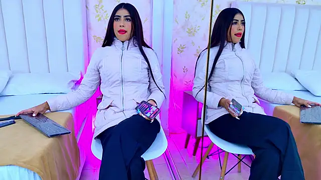 Snapshot of Mia-Monroe chatting on 10-10-25, 07:57 Mia-Monroe online show from 10-10-25, 07:57