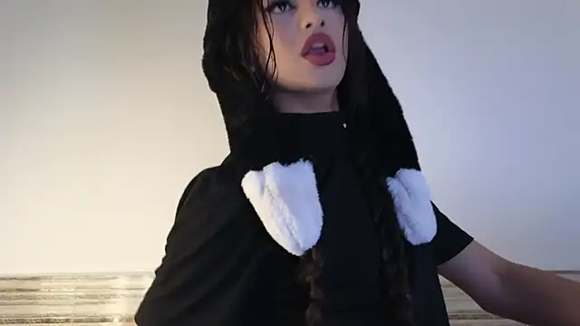 Snapshot of Sophia_Cambpell chatting on 12-02-25, 09:21 Sophia Cambpell online show from 12-02-25, 09:21