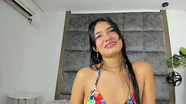 Snapshot of LaurenRodriiguez chatting on 01-18-25, 12:47 LaurenRodriiguez online show from 01-18-25, 12:47