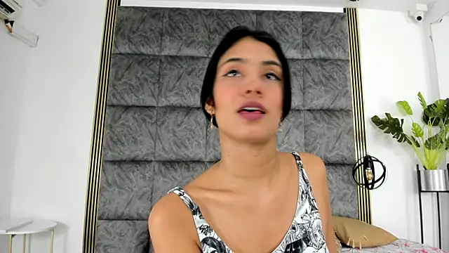 Snapshot of LaurenRodriiguez chatting on 02-06-25, 12:37 LaurenRodriiguez online show from 02-06-25, 12:37
