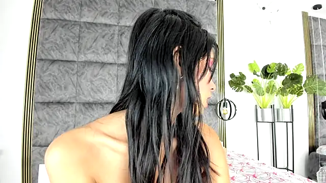 Snapshot of LaurenRodriiguez chatting on 02-12-25, 12:33 LaurenRodriiguez online show from 02-12-25, 12:33