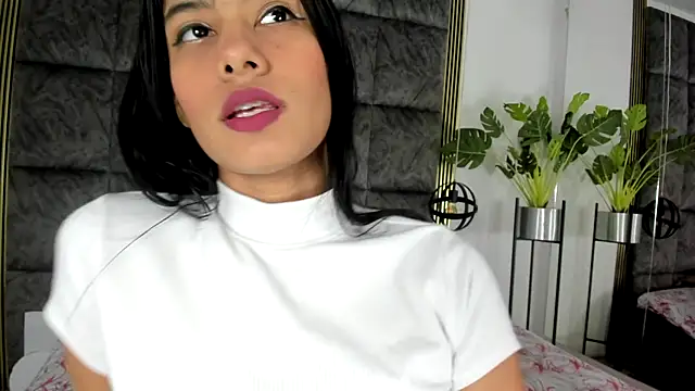 Snapshot of LaurenRodriiguez chatting on 03-06-25, 12:41 LaurenRodriiguez online show from 03-06-25, 12:41