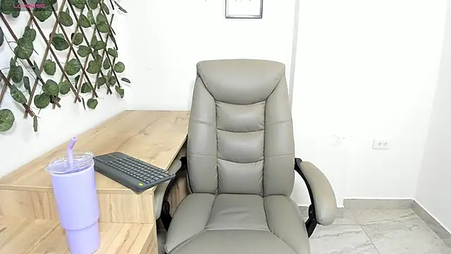 Madeleine  w online show from 04-23-26, 12:45