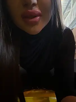 Snapshot of beautydiamond chatting on 02-12-25, 08:27 beautydiamond online show from 02-12-25, 08:27