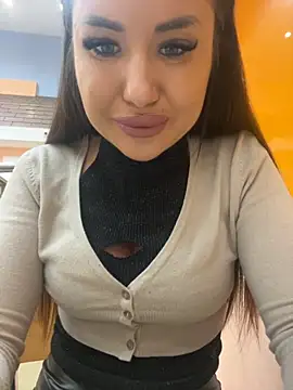 Snapshot of beautydiamond chatting on 10-15-25, 08:36 beautydiamond online show from 10-15-25, 08:36