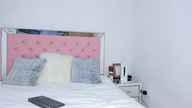 Snapshot of _violetadulce chatting on 02-22-25, 01:44  violetadulce online show from 02-22-25, 01:44