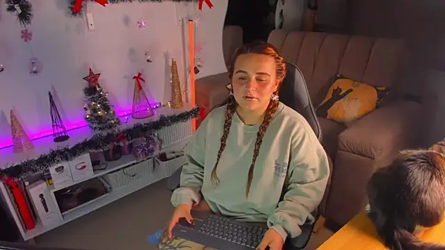 evy orange1 online show from 12-17-25, 01:11