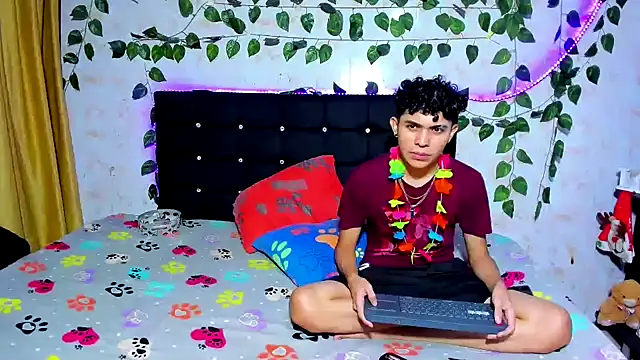 Snapshot of Alexander_and_Xiao chatting on 12-31-24, 02:51 Alexander and Xiao online show from 12-31-24, 02:51