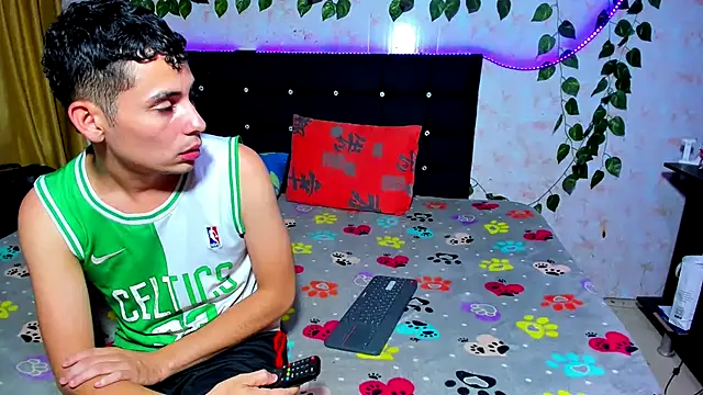 Snapshot of Alexander_and_Xiao chatting on 01-05-25, 01:24 Alexander and Xiao online show from 01-05-25, 01:24