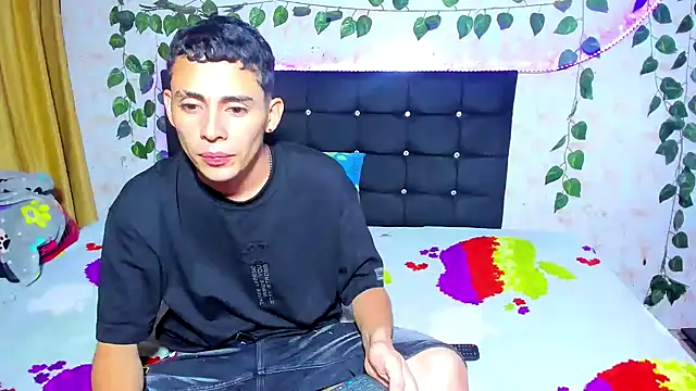 Snapshot of Alexander_and_Xiao chatting on 01-18-25, 02:25 Alexander and Xiao online show from 01-18-25, 02:25