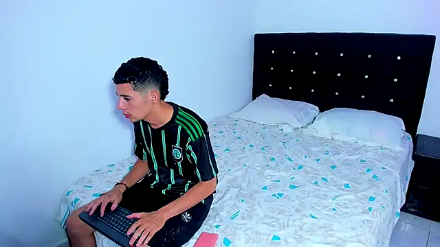 Snapshot of Alexander_and_Xiao chatting on 01-31-25, 02:37 Alexander and Xiao online show from 01-31-25, 02:37