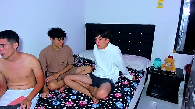 Snapshot of Alexander_and_Xiao chatting on 02-05-25, 12:10 Alexander and Xiao online show from 02-05-25, 12:10