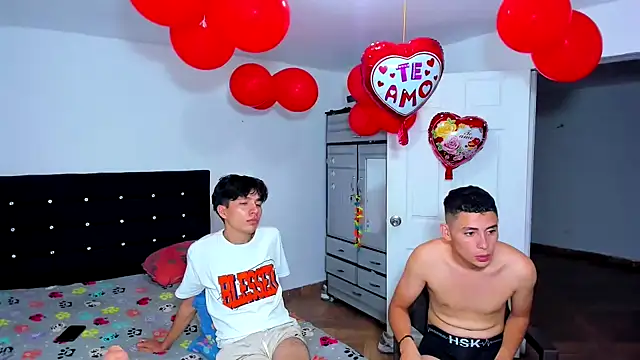 Snapshot of Alexander_and_Xiao chatting on 02-14-25, 11:31 Alexander and Xiao online show from 02-14-25, 11:31