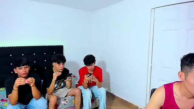 Snapshot of Alexander_and_Xiao chatting on 02-27-25, 09:58 Alexander and Xiao online show from 02-27-25, 09:58