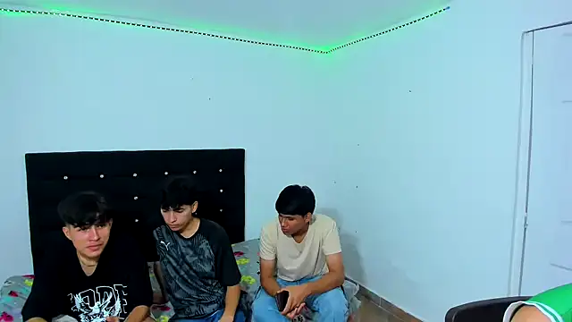 Snapshot of Alexander_and_Xiao chatting on 02-28-25, 10:06 Alexander and Xiao online show from 02-28-25, 10:06