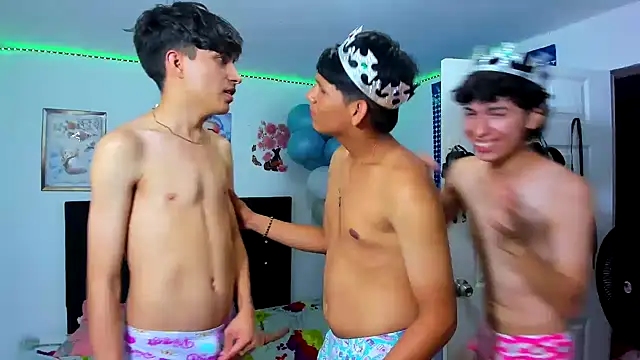 Snapshot of Alexander_and_Xiao chatting on 03-22-25, 12:28 Alexander and Xiao online show from 03-22-25, 12:28