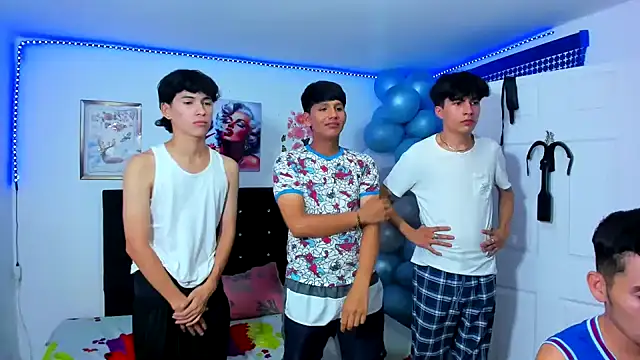 Snapshot of Alexander_and_Xiao chatting on 03-22-25, 04:35 Alexander and Xiao online show from 03-22-25, 04:35