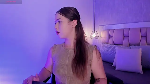 Snapshot of Roxie-Summers11 chatting on 02-21-25, 07:32 Roxie-Summers11 online show from 02-21-25, 07:32