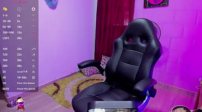 Snapshot of Sharon_hils chatting on 12-18-24, 01:02 Sharon hils online show from 12-18-24, 01:02