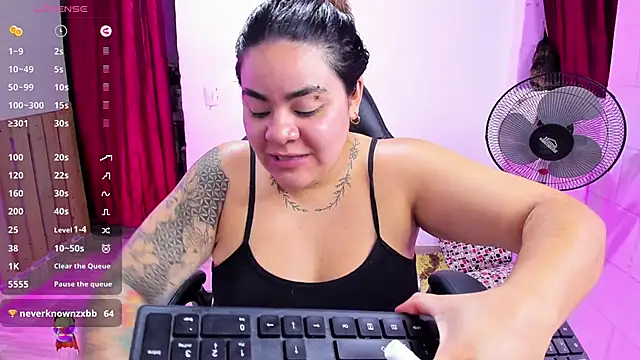 Snapshot of Sharon_hils chatting on 01-07-25, 10:19 Sharon hils online show from 01-07-25, 10:19